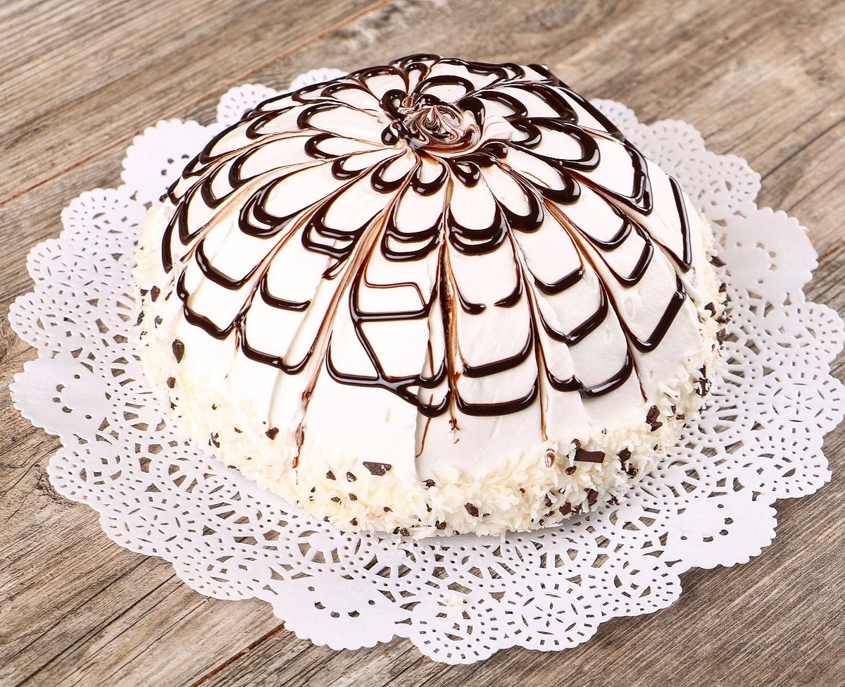 Торт "Пано" - это шедевр кондитерского искусства, настоящий  символ  праздника  и  восторга.  Представьте:  огромный,  многоярусный  торт,  покрытый  белоснежной  глазурью,  словно  снежная  шапка,  с  изысканным  рисунком  из  крема,  который  рассказывает  историю  Вашего  события.