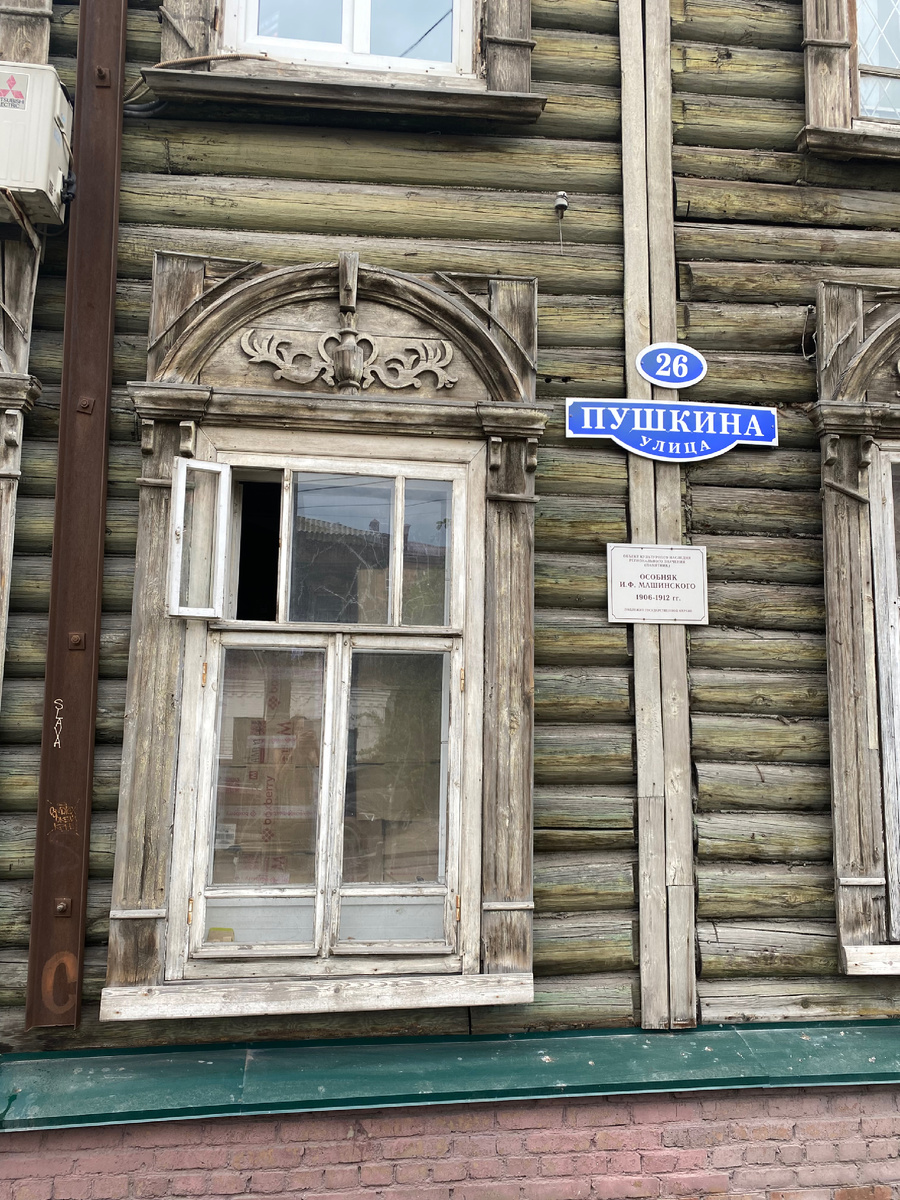 Особняк Машинского. Интересный факт: у этого дома я постоянно вижу пожилых мужчин с очень выделяющейся внешностью. Пока делала фото, мимо дома прошло сразу три. 