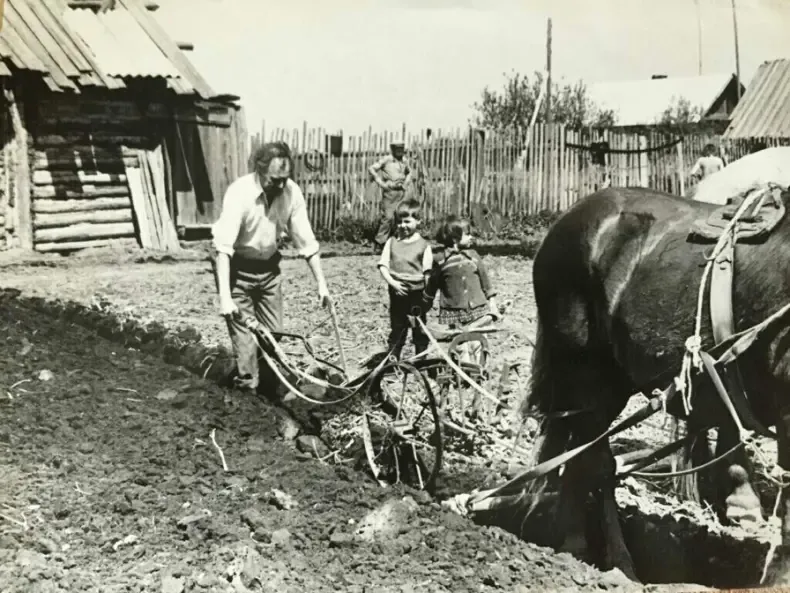  Актёр на родине в деревне Татьяновка Шегарского района Томской области, 1985 г.