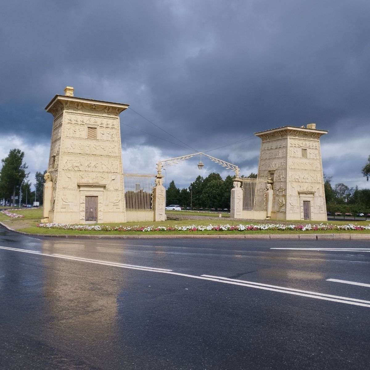 Вот так они выглядят с дороги. 