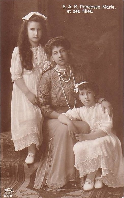 Великая княгиня Мария Георгиевна с дочерьми. Нина (стоит), Ксения (сидит)