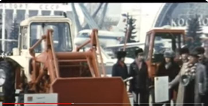 Кадр из фильма. Чудо-трактор на ВДНХ, аккурат напротив павильона "Космос"