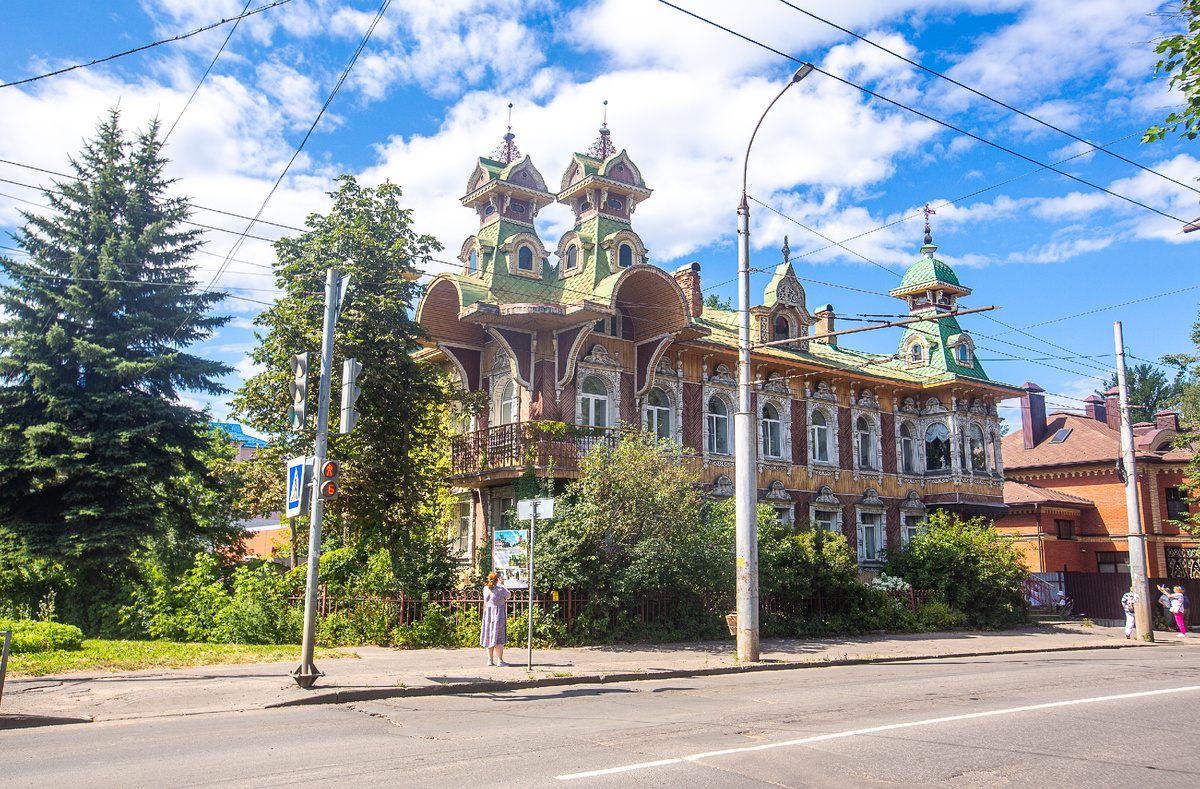 Дом художников - реплика терема Семёна Гордеева рубежа 19-20 веков, одна из самых красивых построек Рыбинска. Ярославская область. Фото автора статьи 