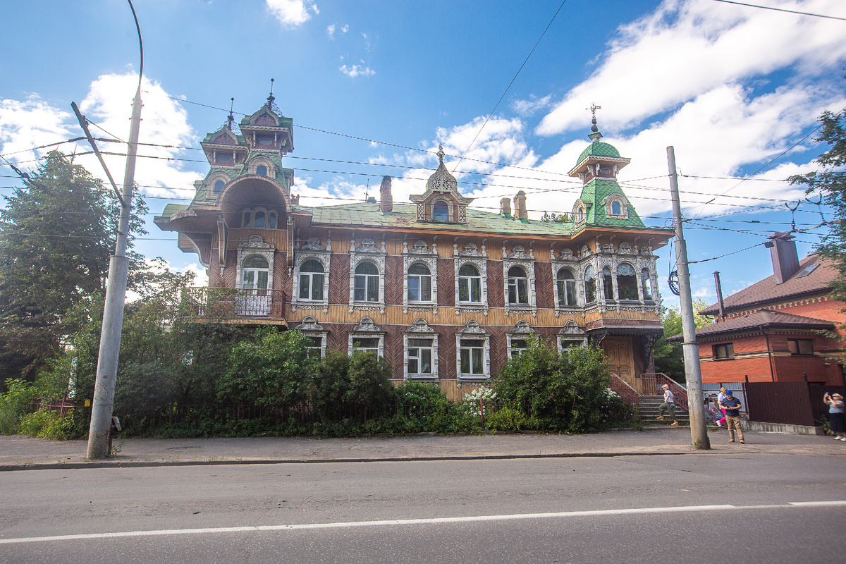 Дом художников - реплика терема Семёна Гордеева рубежа 19-20 веков, одна из самых красивых построек Рыбинска. Ярославская область. Фото автора статьи  