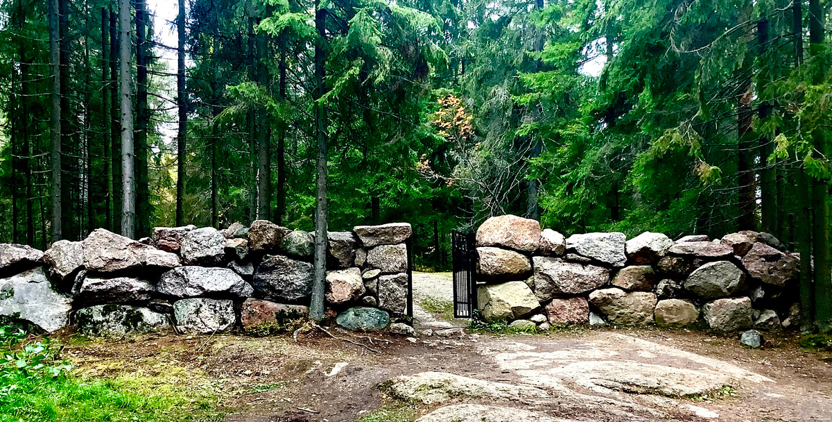 Валунная ограда. Фото автора.