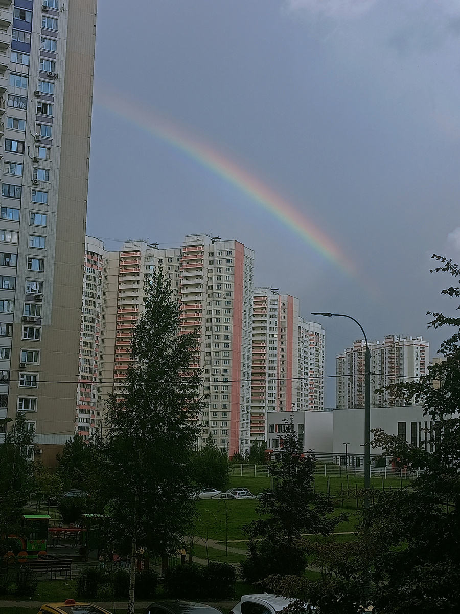 Такую радугу в окне сегодня наблюдали с детьми.