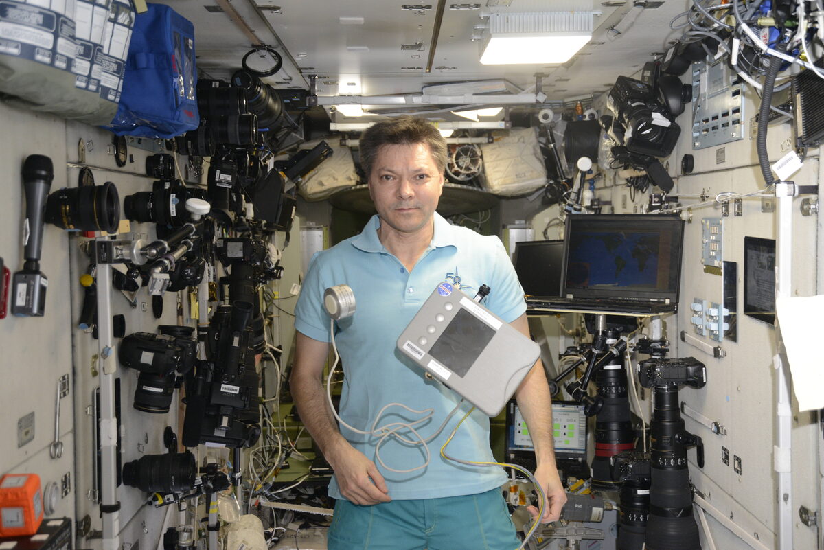 Орбитальный болемер. В качестве «садомазахиста», вынужденного самому применять к себе и терпеть максимально возможную боль, выступают сами космонавты.