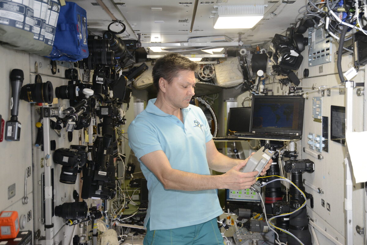 Первое обследование на МКС должно быть проведено после двух недель пребывания на борту, после — с периодичностью раз в месяц. Тензоальгометрия проводится с помощью прибора «Альгометра», представленного на снимках. 
