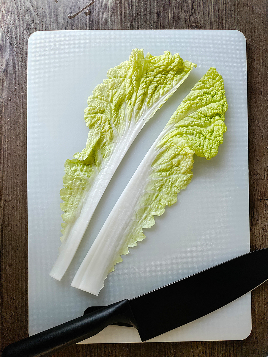 Удобно сначала листья резать вдоль и сложить друг на друга, а затем нарезать. Фото автора