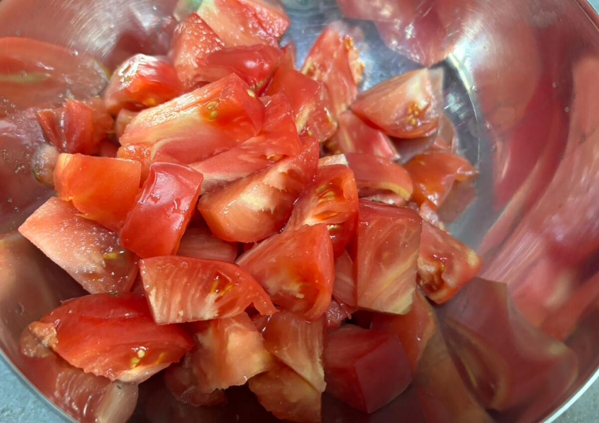 Нарезаем помидоры на кусочки, можно любой формы