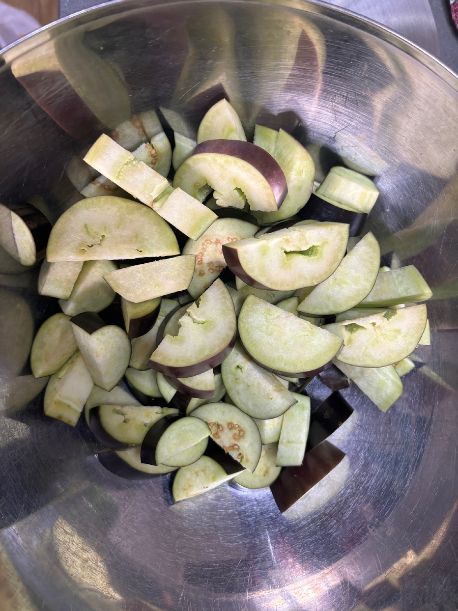 Нарезаем баклажаны полукольцами, присаливаем и оставляем на 30 минут до появления сока. Сливаем горечь