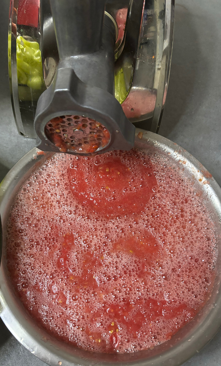 Режем на кусочки и пропускаем через мясорубку