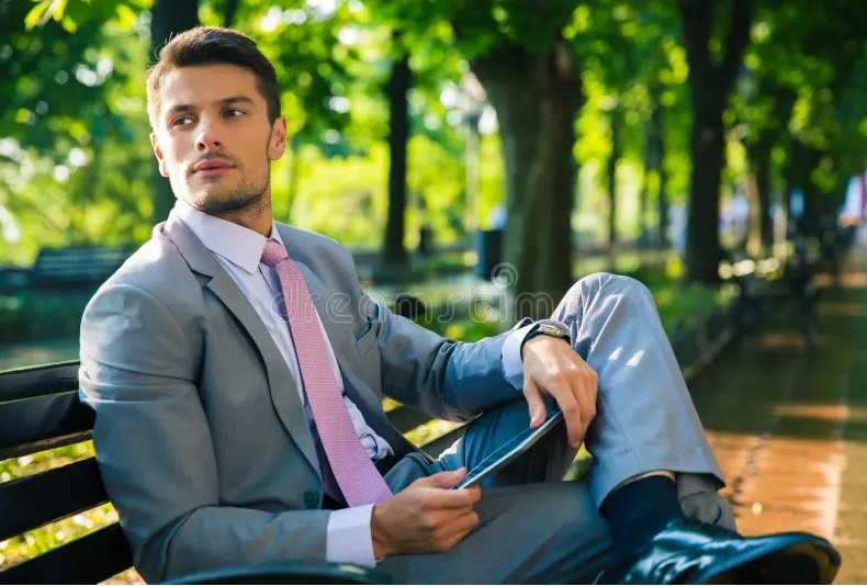 парень на лавочке