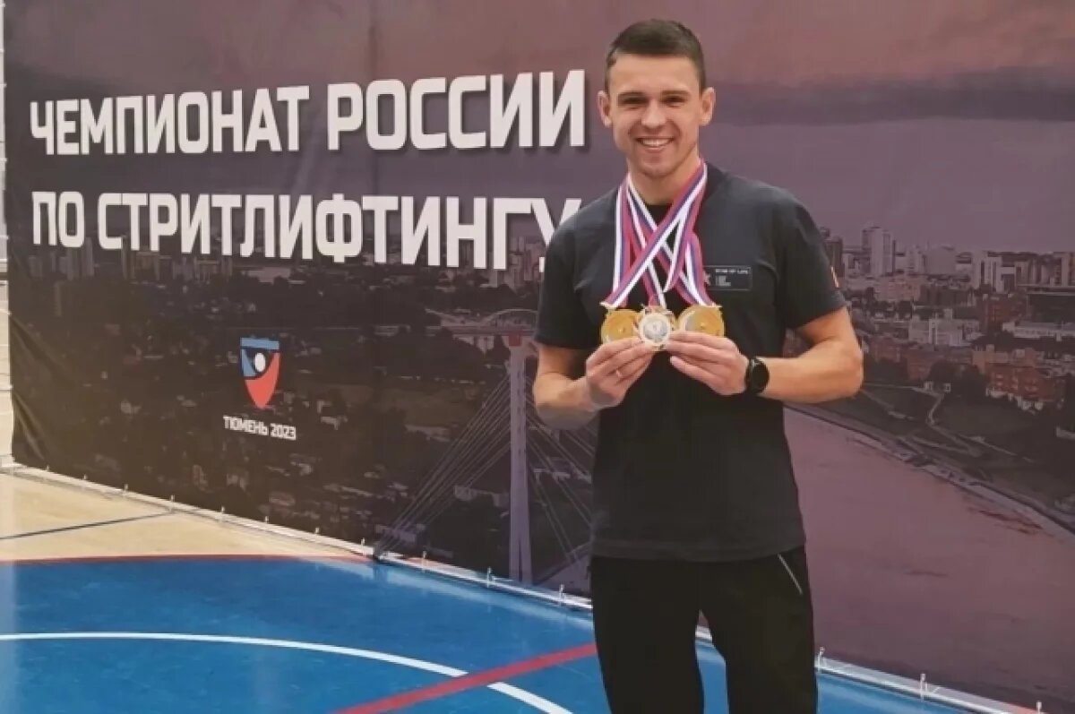    Классический стритлифтинг - это силовое двоеборье, включающее в себя два упражнения: подтягивание на турнике и отжимание на брусьях.
