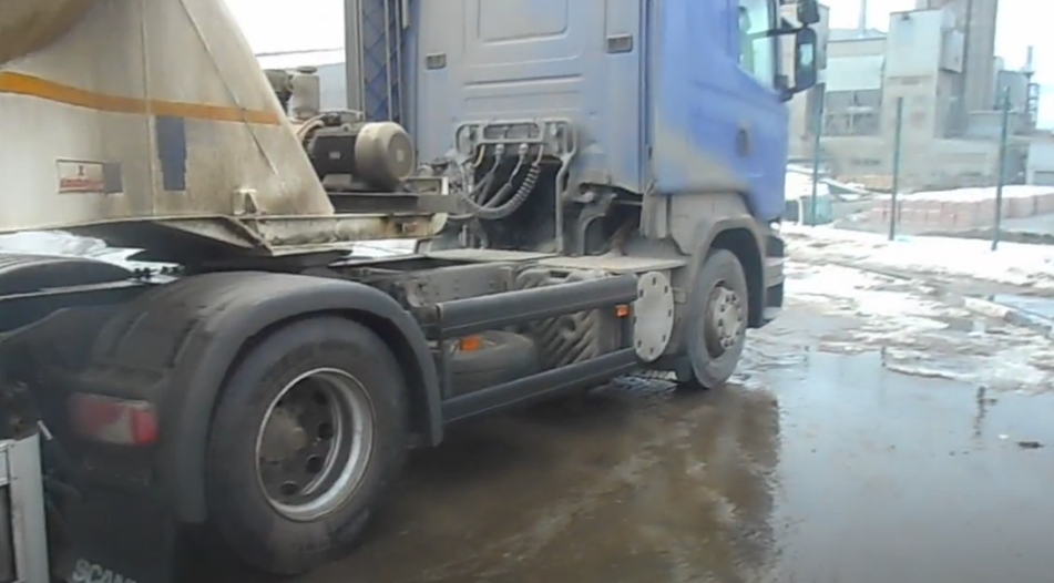 Начался первый день моей смены на цементовозе. Я только заступил, приехал на завод, жду погрузки. Пока жду, решил сделать для вас небольшой обзор на сцепку, на которой я работаю.