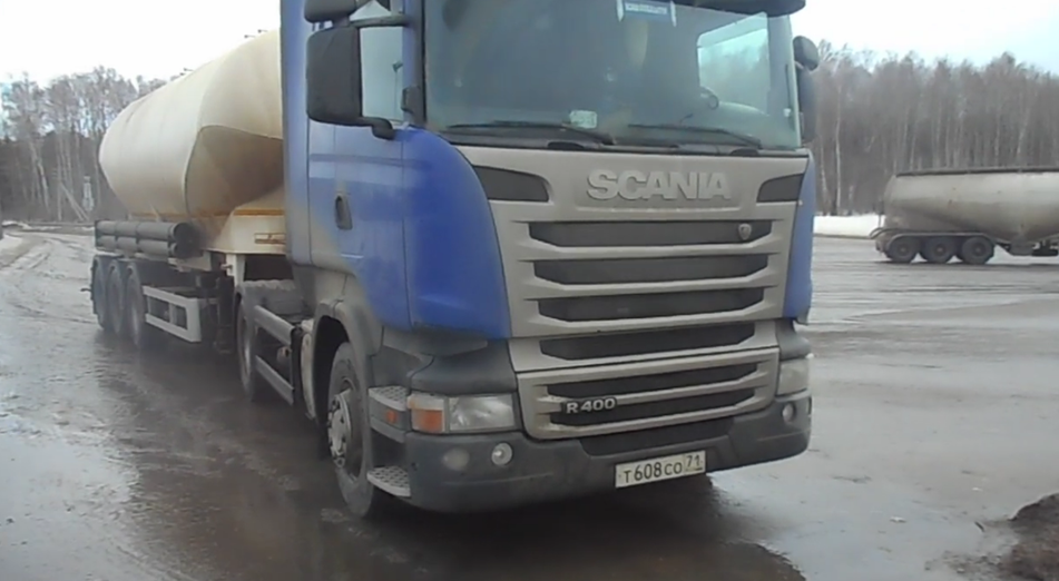 Начался первый день моей смены на цементовозе. Я только заступил, приехал на завод, жду погрузки. Пока жду, решил сделать для вас небольшой обзор на сцепку, на которой я работаю.-2