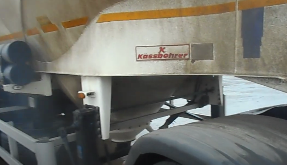 Начался первый день моей смены на цементовозе. Я только заступил, приехал на завод, жду погрузки. Пока жду, решил сделать для вас небольшой обзор на сцепку, на которой я работаю.-3