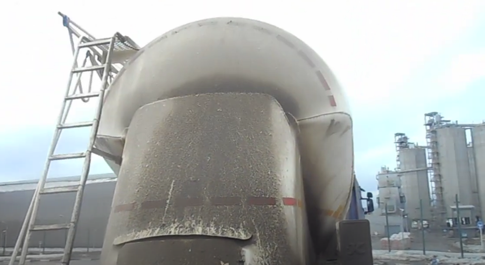 Начался первый день моей смены на цементовозе. Я только заступил, приехал на завод, жду погрузки. Пока жду, решил сделать для вас небольшой обзор на сцепку, на которой я работаю.-4