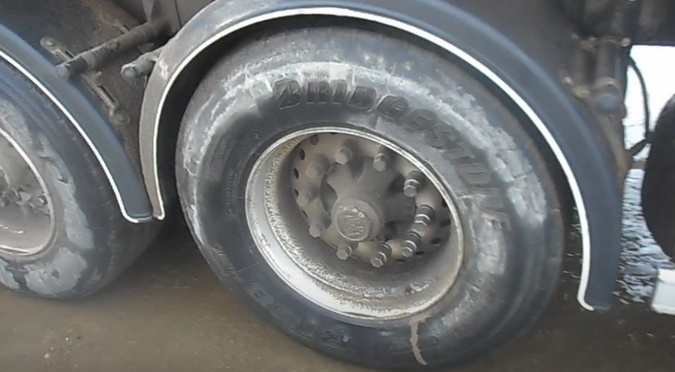 Начался первый день моей смены на цементовозе. Я только заступил, приехал на завод, жду погрузки. Пока жду, решил сделать для вас небольшой обзор на сцепку, на которой я работаю.-5