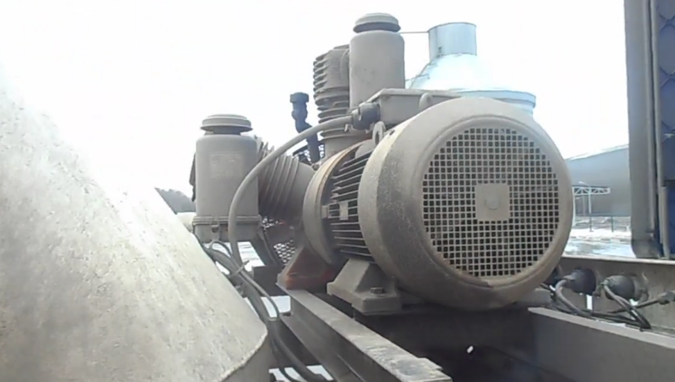 Начался первый день моей смены на цементовозе. Я только заступил, приехал на завод, жду погрузки. Пока жду, решил сделать для вас небольшой обзор на сцепку, на которой я работаю.-6