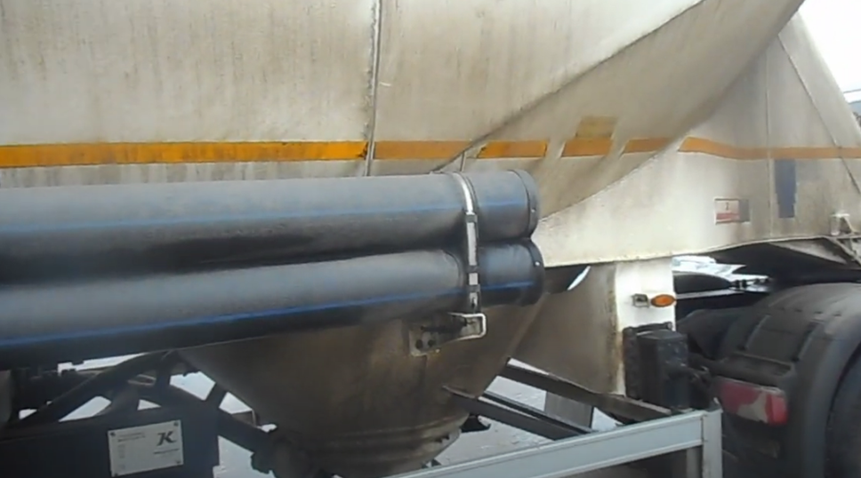 Начался первый день моей смены на цементовозе. Я только заступил, приехал на завод, жду погрузки. Пока жду, решил сделать для вас небольшой обзор на сцепку, на которой я работаю.-7