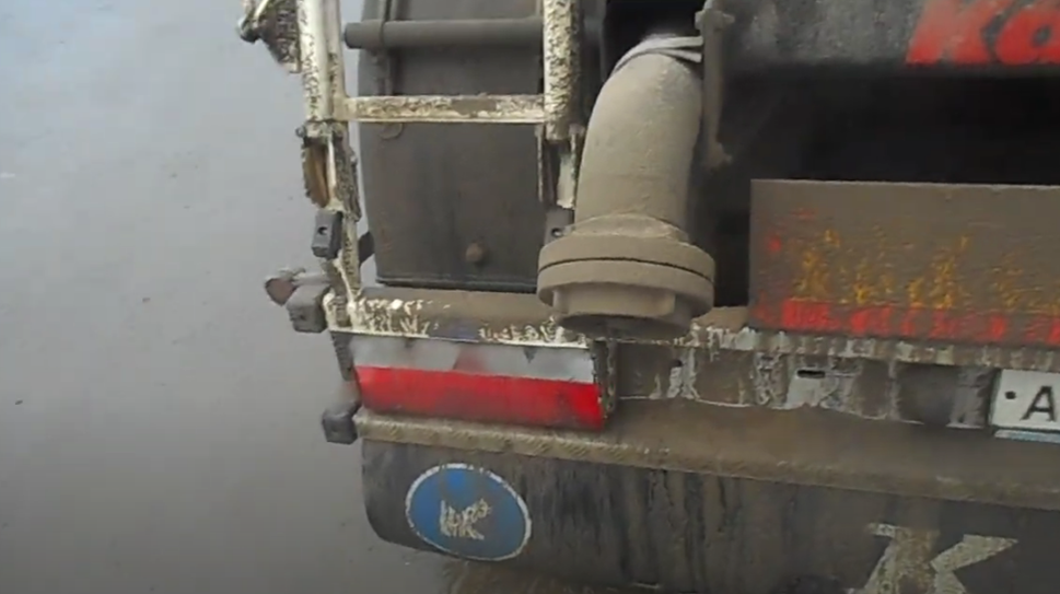 Начался первый день моей смены на цементовозе. Я только заступил, приехал на завод, жду погрузки. Пока жду, решил сделать для вас небольшой обзор на сцепку, на которой я работаю.-8