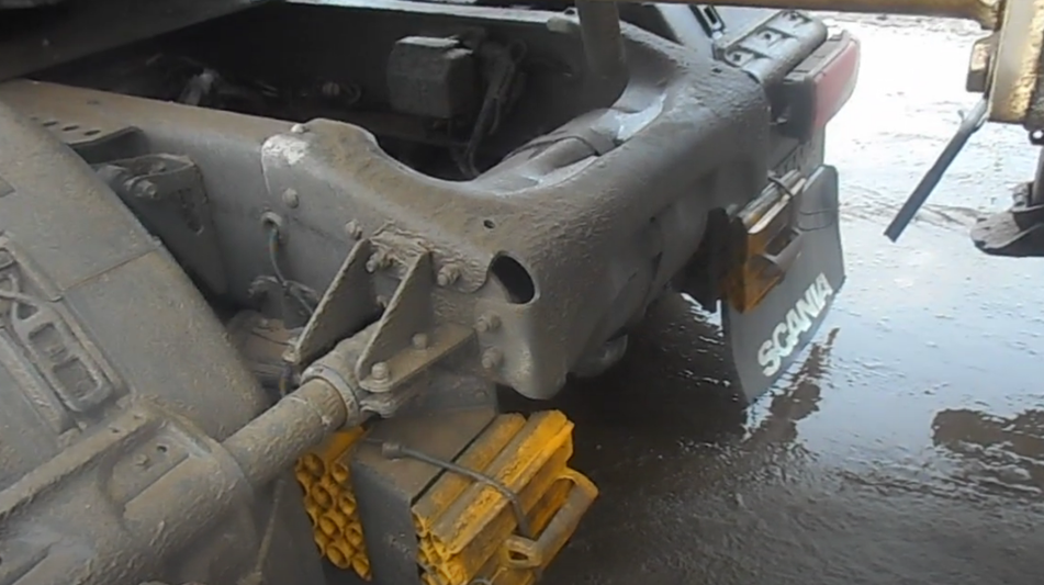 Начался первый день моей смены на цементовозе. Я только заступил, приехал на завод, жду погрузки. Пока жду, решил сделать для вас небольшой обзор на сцепку, на которой я работаю.-9