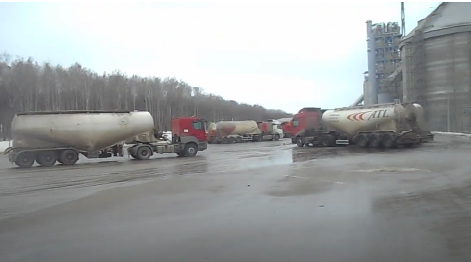 Начался первый день моей смены на цементовозе. Я только заступил, приехал на завод, жду погрузки. Пока жду, решил сделать для вас небольшой обзор на сцепку, на которой я работаю.-10