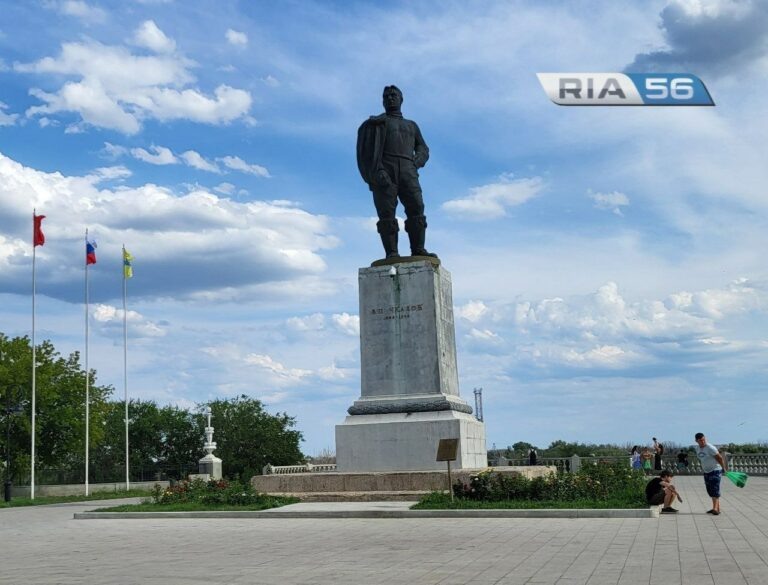    На следующей неделе в Оренбурге начнут реставрировать памятник Валерию Чкалову Кристина Просвиркина