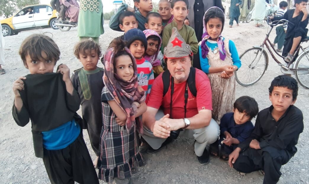 Русский турист Максим в окружении афганских детей. Афганистан.