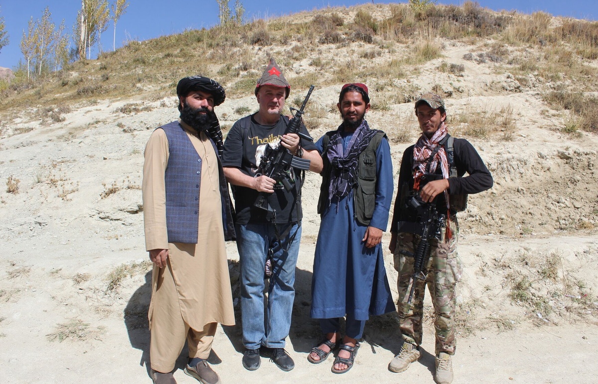 Русский турист Максим вместе с афганцами. Афганистан.