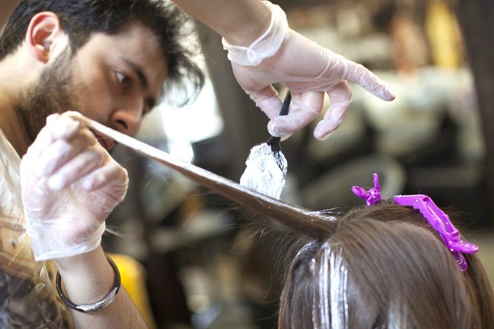    При коррекции процедур важно найти специалиста, который сможет оценить состояние волос и подобрать лучший выход из положения.