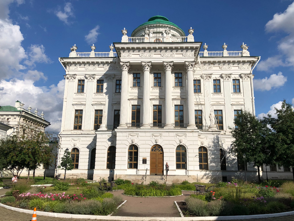Фасад дома Пашкова, выходящий на Староваганьковский переулок.