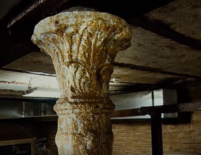 Чугунные колонны в подземелье