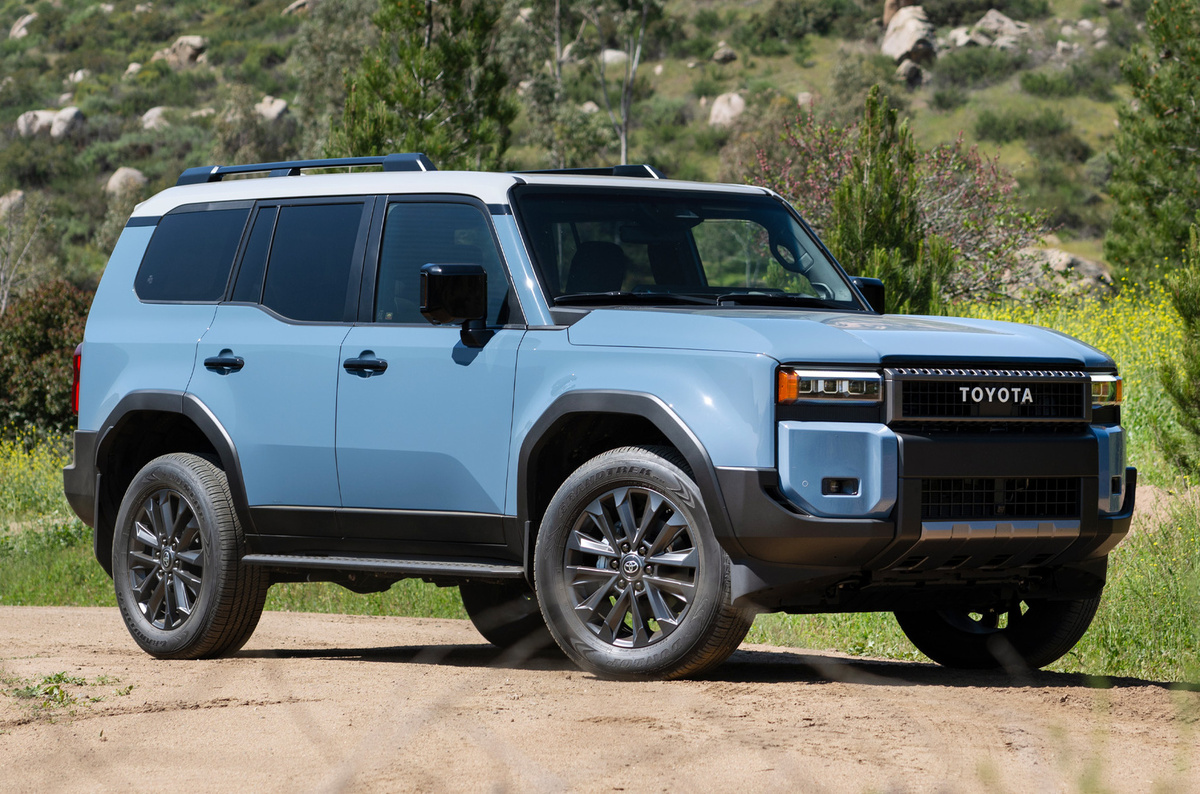    ### Дизайн «Крузак» не узнать! Вместо того, чтобы идти проторенной дорожкой и сохранить черты «150-го» Prado, дизайнеры Toyota создали совершенно новый образ даже без намёка на пафос и гламур. Land Cruiser 250 выглядит «брутально-квадратным» бескомпромиссным вездеходом и, собственно, таковым и является. По своей стилистической концепции автомобиль встраивается в один ряд с такими моделями, как Ford Bronco и Land Rover Defender.   
Toyota