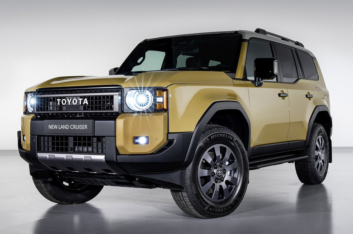    ### Ностальгические нотки В облике вездехода явно ощущается влияние ретро, которое усиливают круглые передние фары — они не только у стартового First Edition, но и у версии Land Cruiser 1958 в честь машины первого поколения.   
Toyota