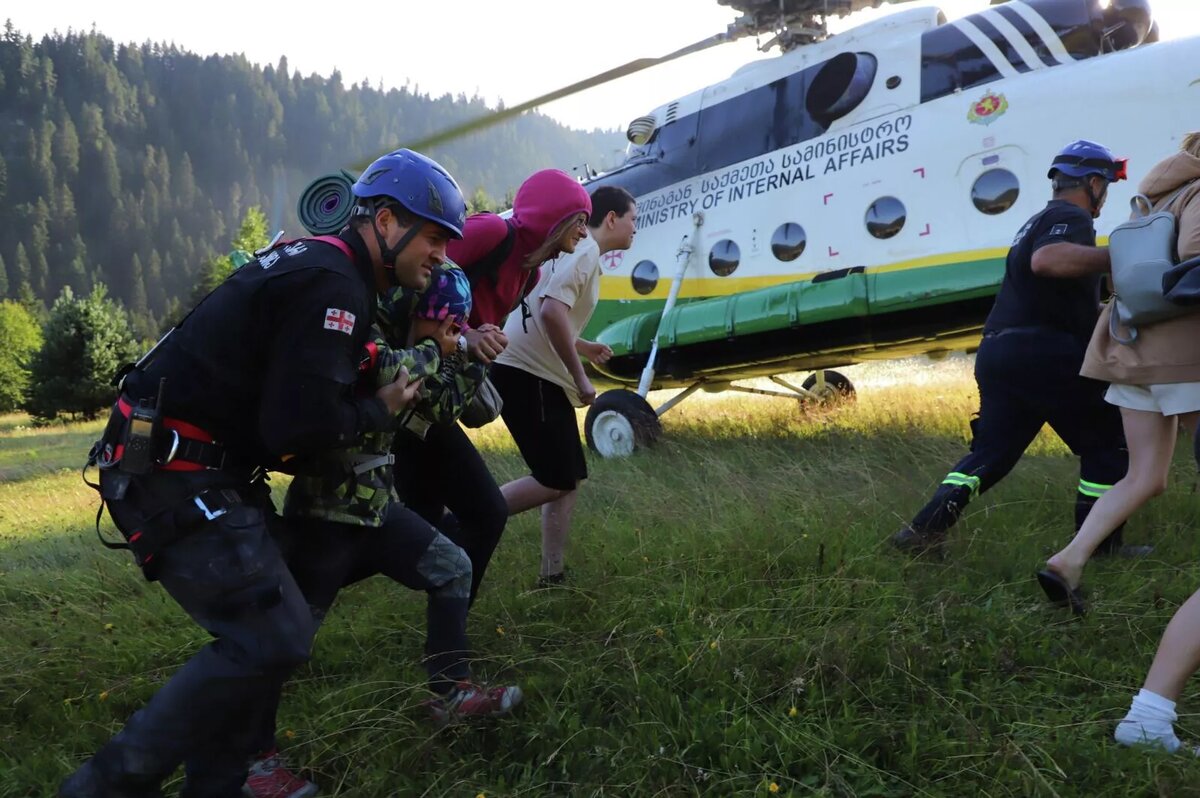 Эвакуация людей из Шови после схода оползня © Ministry of Internal Affairs of Georgia