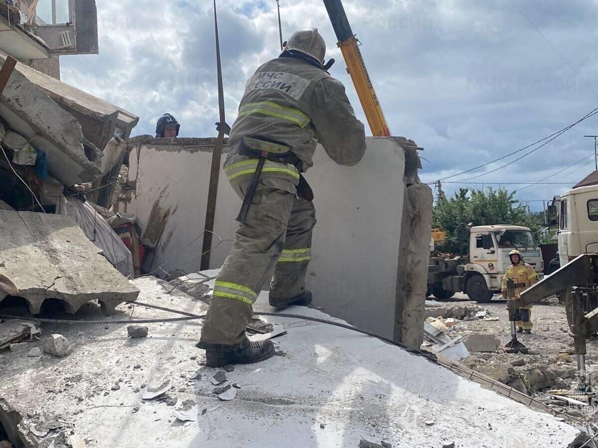    Поисково-спасательные работы на месте обрушения жилого дома в Нижнем Тагиле© Фото : Главное управление МЧС России по Свердловской области