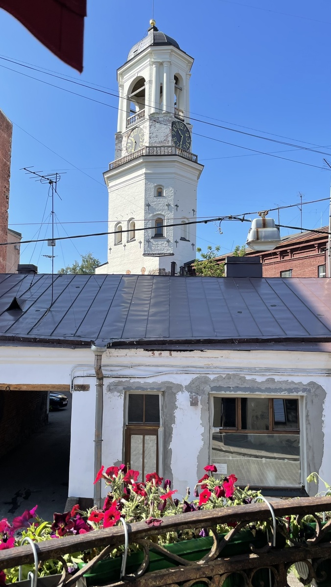 Часовая башня с балкона кафе August Wahl