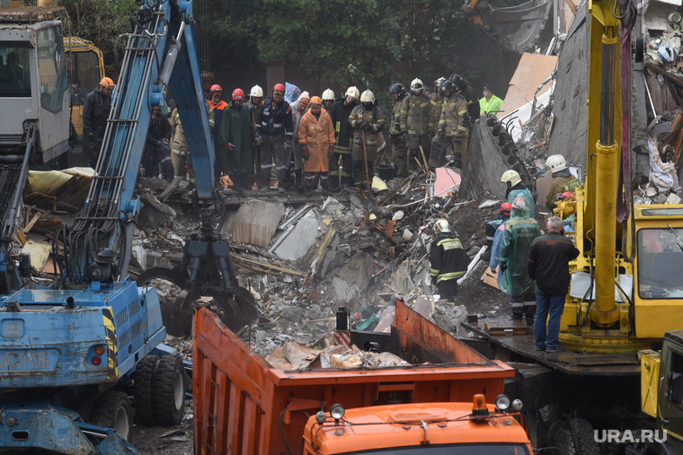 С места ЧП уже начали вывозить обломки. Фото: Илья Московец © URA.RU