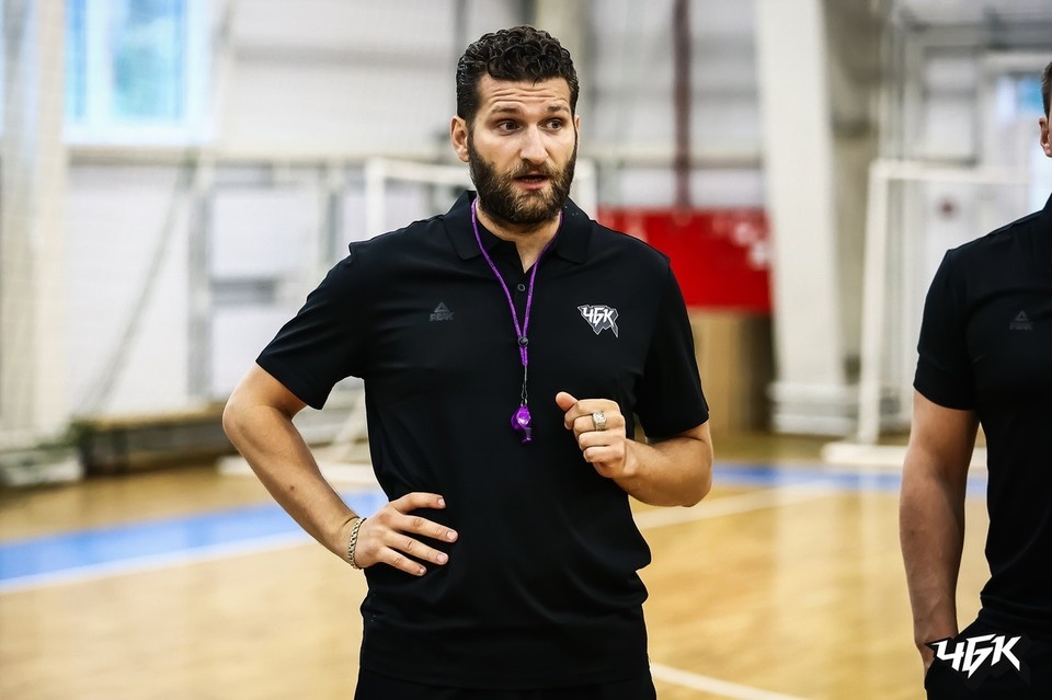    Главный тренер БК «Челбаскет» Михаил Терехов рассказал, что доволен физическим состояние игроков. Фото: Андрей Голубенко, БК «Челбаскет»