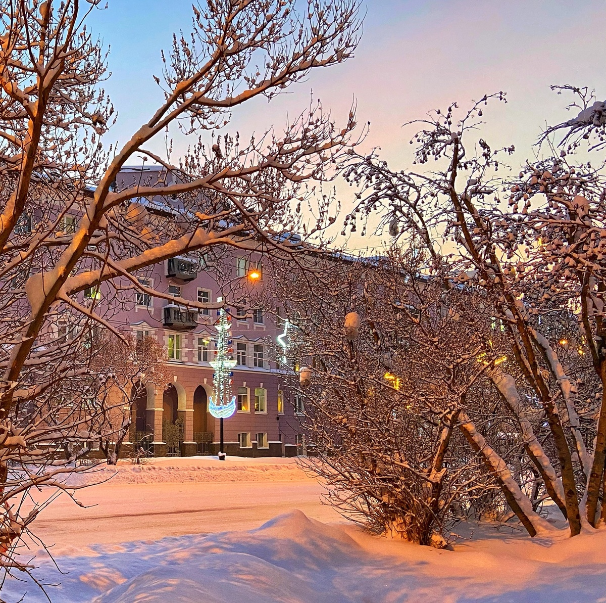 Город так и светится в это время.