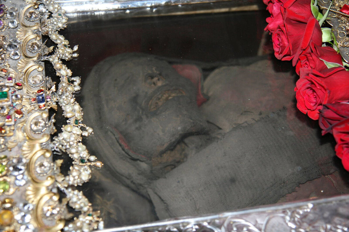 Рака с мощами Спиридона Тримифунтского в храме на о. Корфу.