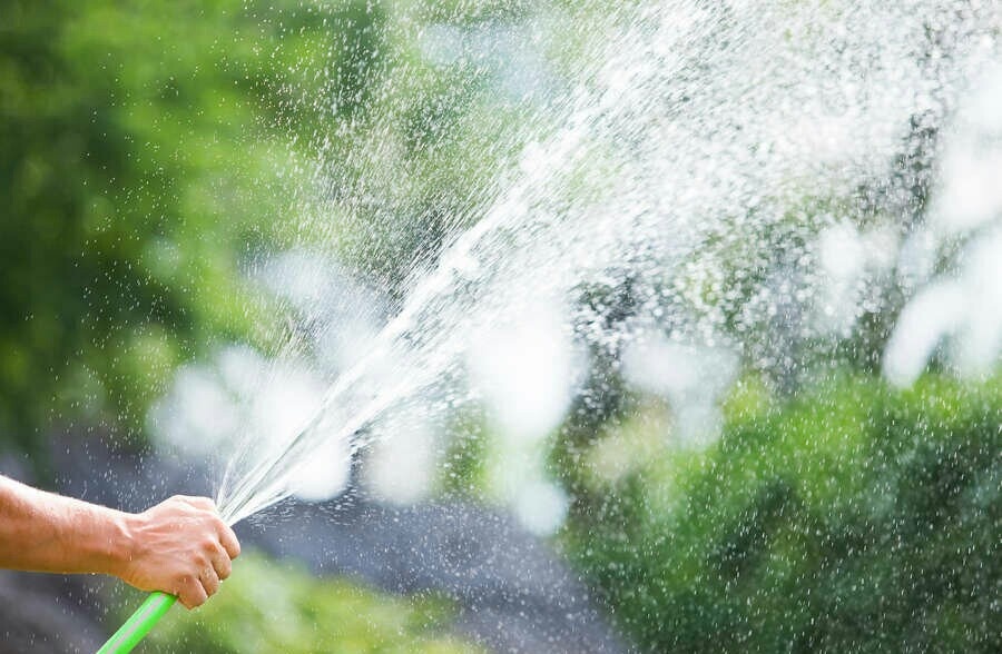 Вода из шланга.