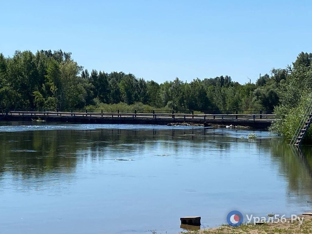    Движение на нижнем мосту в Орске, в районе детского пляжа, закрывают в связи с увеличением уровня Урала