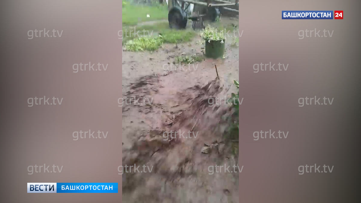    «Впервые такое вижу»: у жительницы Башкирии ливнем смыло огород