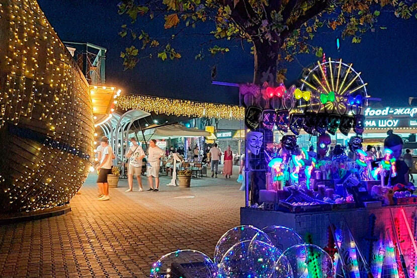 Таких палаток со светящимися игрушками будет много, поэтому ребёнку точно что-то придётся купить. Фото: ProstoOkk / Яндекс Карты 