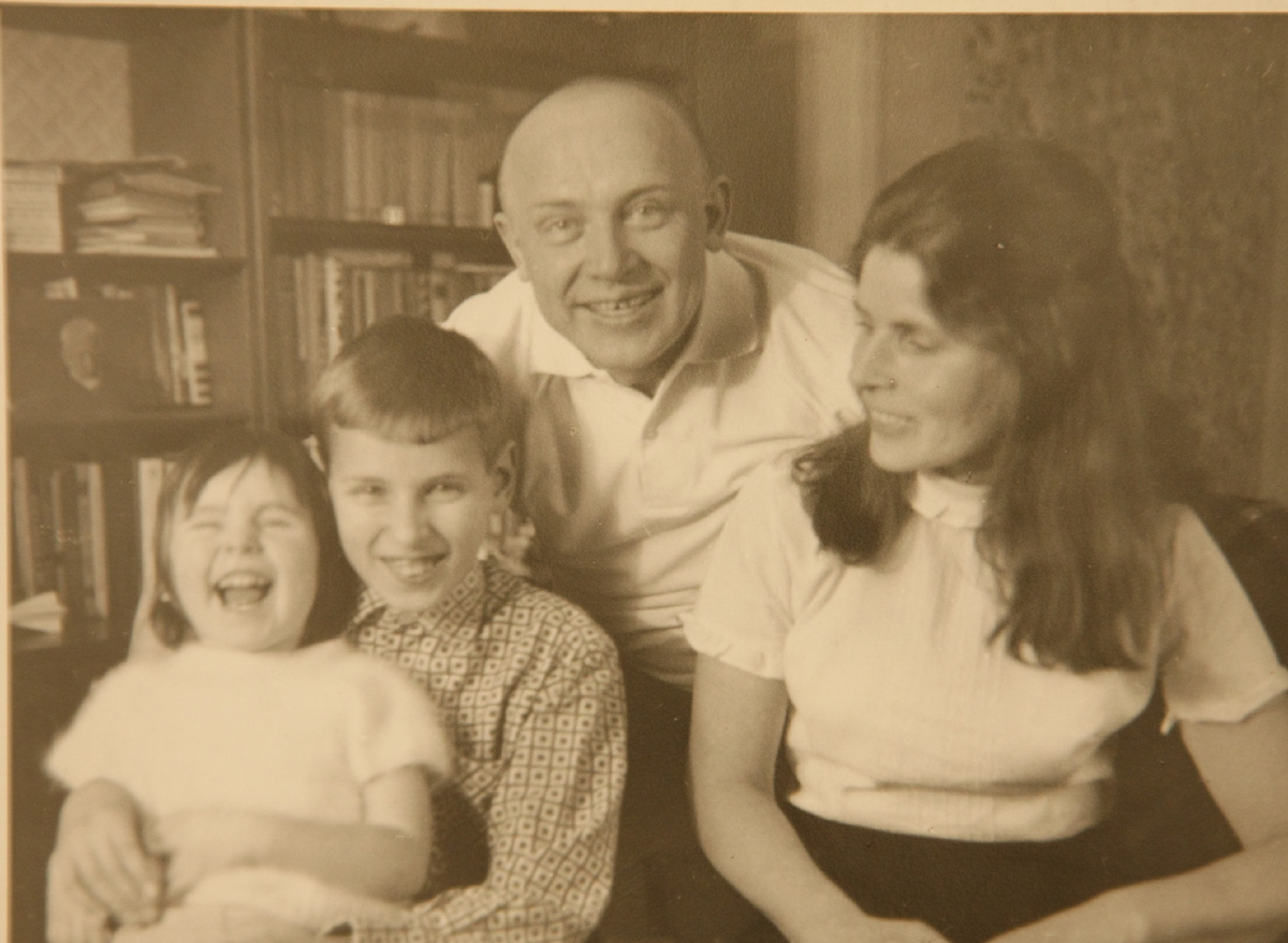 Семья Смоктуновских: Дочь Маша, сын Филипп, Иннокентий с женой Суламифью. Фото из семейного архива. 