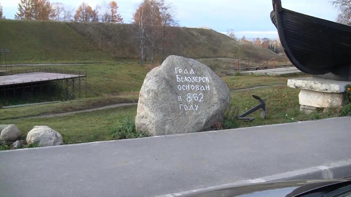 Фото 1 Камень с надписью о дате основания города. Около входа в крепость.