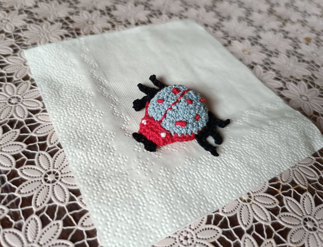 а этот жучек экспериментальный - получился другого цвета